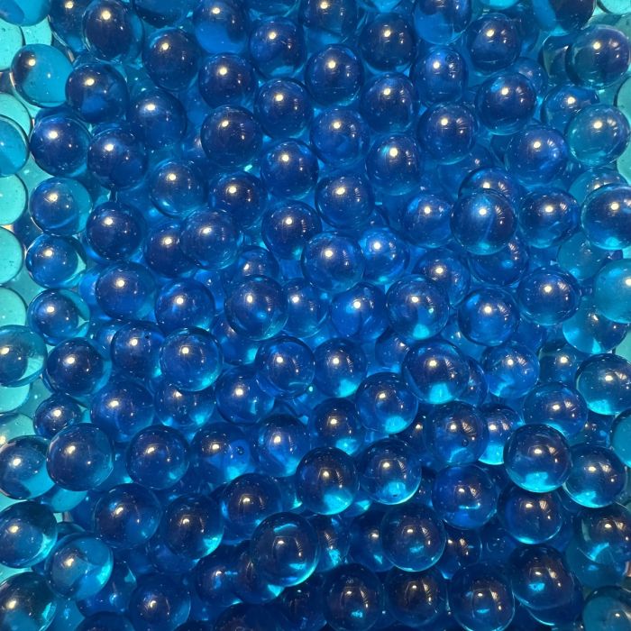Aquamarin 8mm: kleine Murmeln aus durchscheinend aquablauem Glas