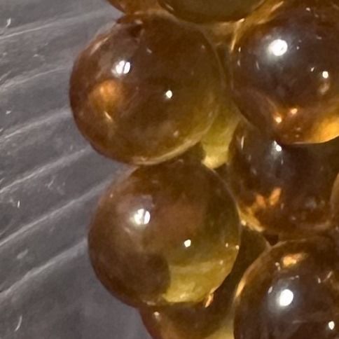 Bernstein 10mm: kleine Murmel aus durchscheinend bernsteinfarbenem Glas