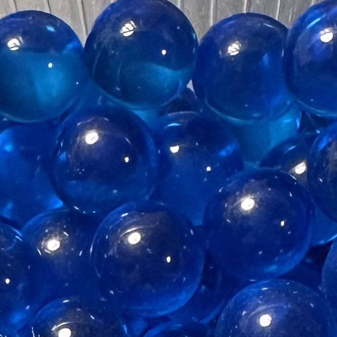 Blau 10mm: kleine Murmel aus durchscheinend blauem Glas