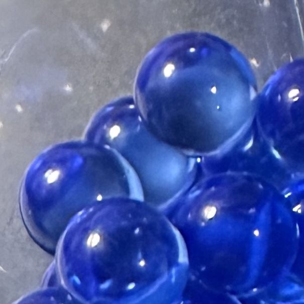 Saphir 10mm: kleine Murmel aus durchscheinend dunkelblauem Glas