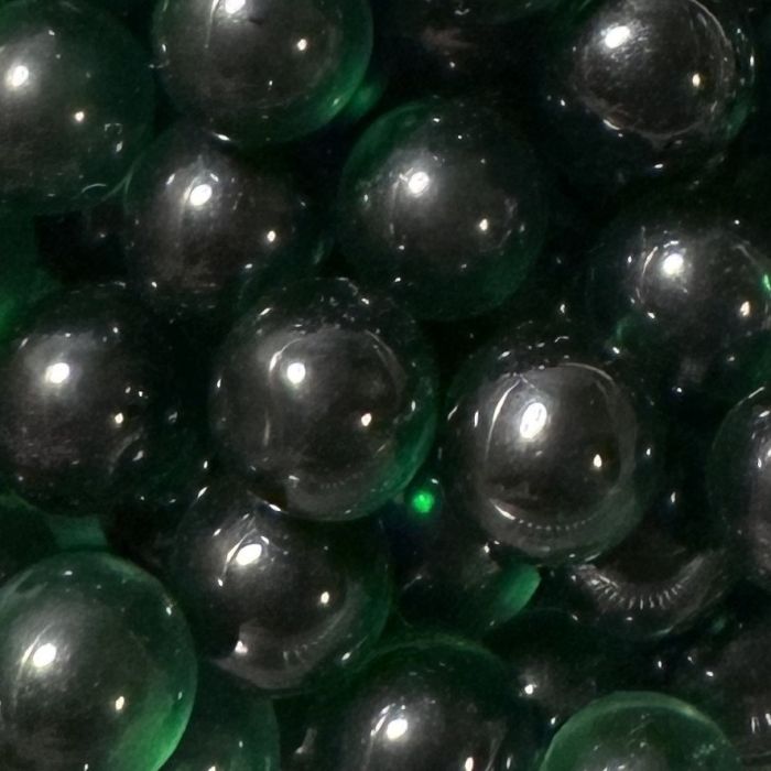 Smaragd 10mm: kleine Murmel aus durchscheinend dunkelgrünem Glas