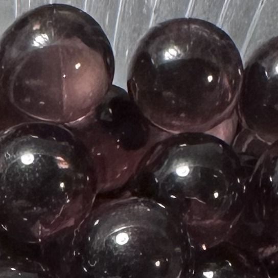 Violett 10mm: kleine Murmel aus durchscheinend dunkelviolettem Glas