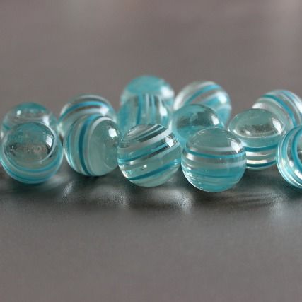 Eiszapfen 16mm: Glasmurmel aus klarem Glas mit hellblauen und weißen Streifen