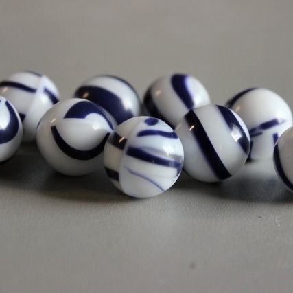 Matrose 16mm: Glasmurmel aus weißem Glas mit breiten dunkelblauen Bändern
