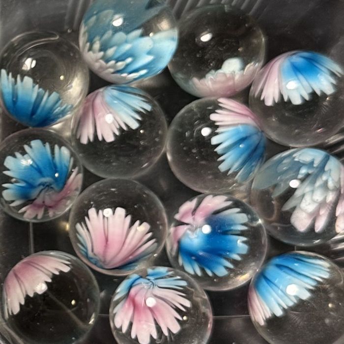 Blüte blau-rosa 25mm: handgefertigte Glasmurmel aus klarem Glas mit Blüte in Blau und Rosa