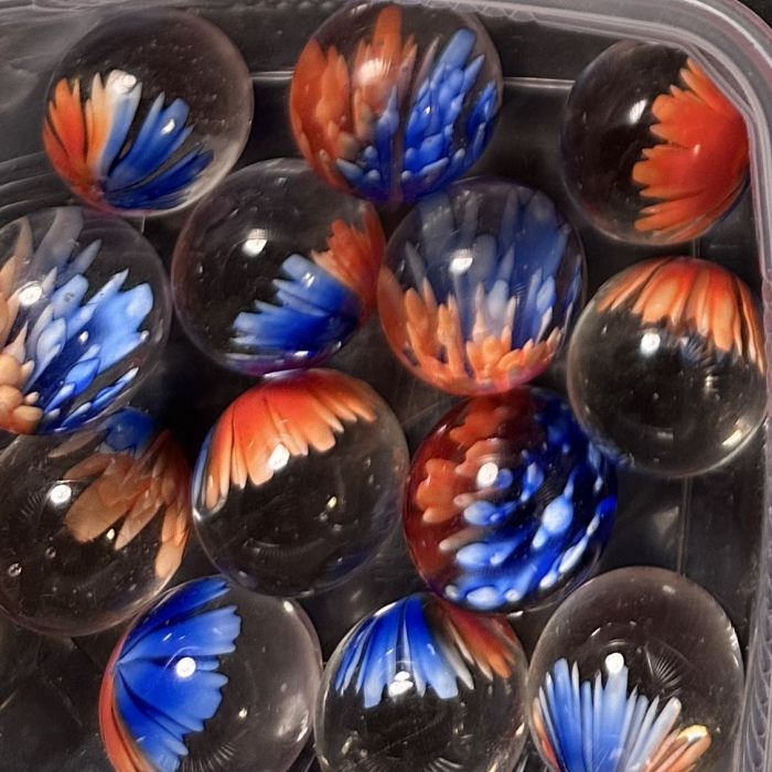 Blüte orange-blau 25mm: handgefertigte Glasmurmel aus klarem Glas mit Blüte in Orange und Blau