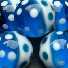 Halb und halb gepunktet - hellblau 16mm: handgefertigte Murmel, halb hellblau und halb weiß, mit Punkten