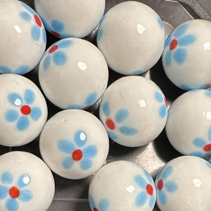 Frühling weiß-hellblau 25mm: handgefertigte Glasmurmel aus weißem Glas mit hellblauen Blümchen mit rotem Herz