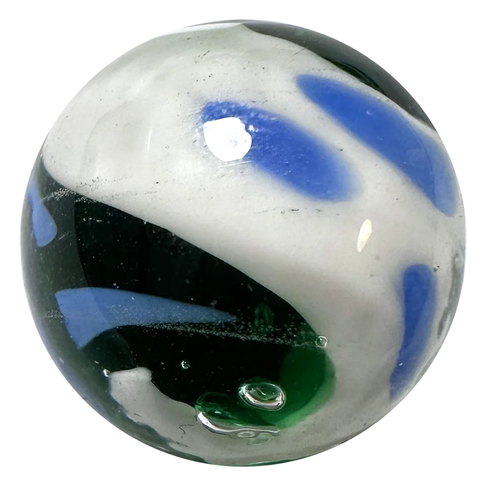 Yin Yang grün-weiß 16mm: handgefertigte Glasmurmel in Grün und Weiß mit blauen Streifen