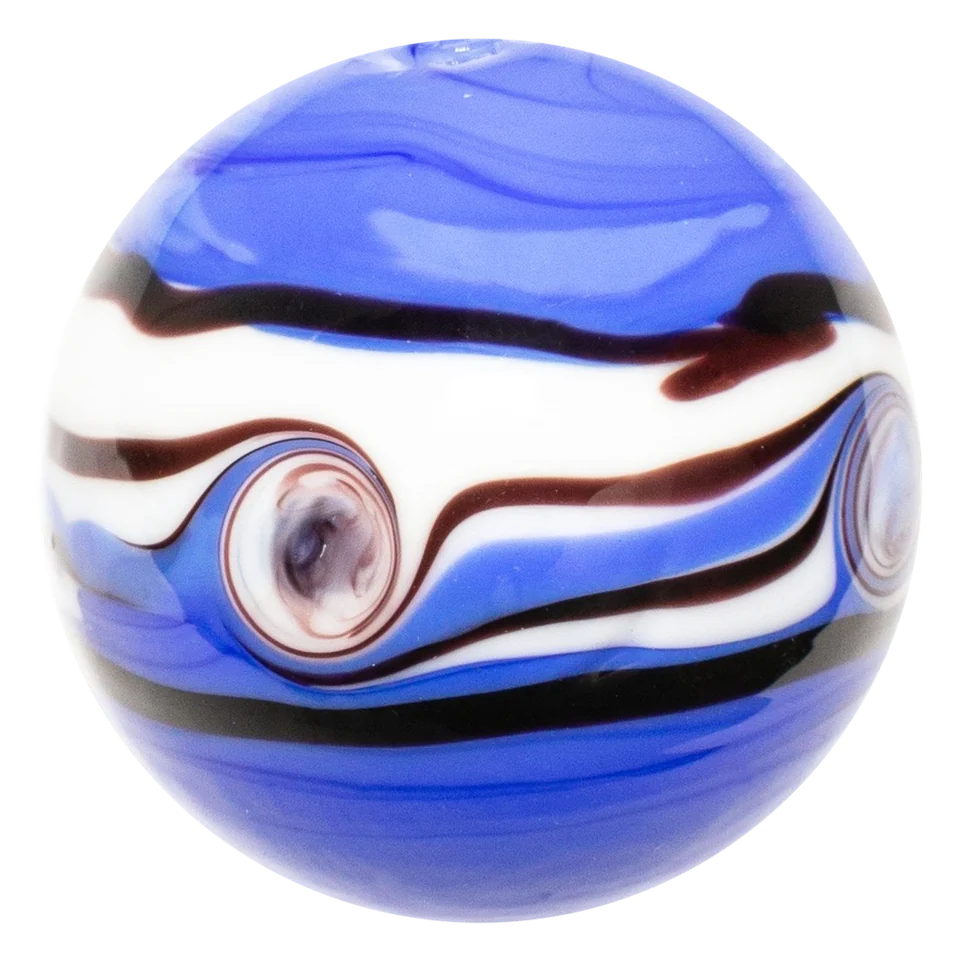 Riptide violett 22mm: handgefertigte Glasmurmel in Blauviolett mit weißem Band und schwarzen Linien