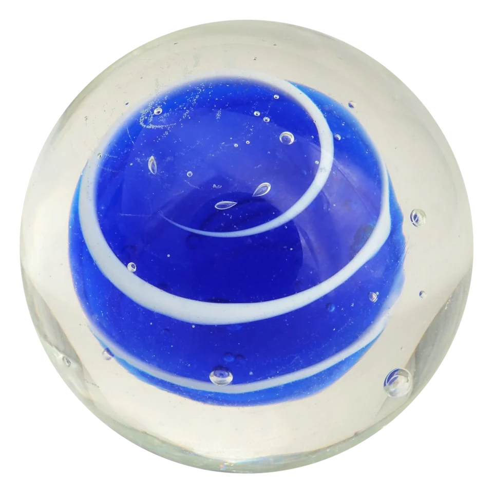 Bumble Bubble dunkelblau 25mm: handgefertigte Glasmurmel mit dunkelblauem Kern und weißer Spirale