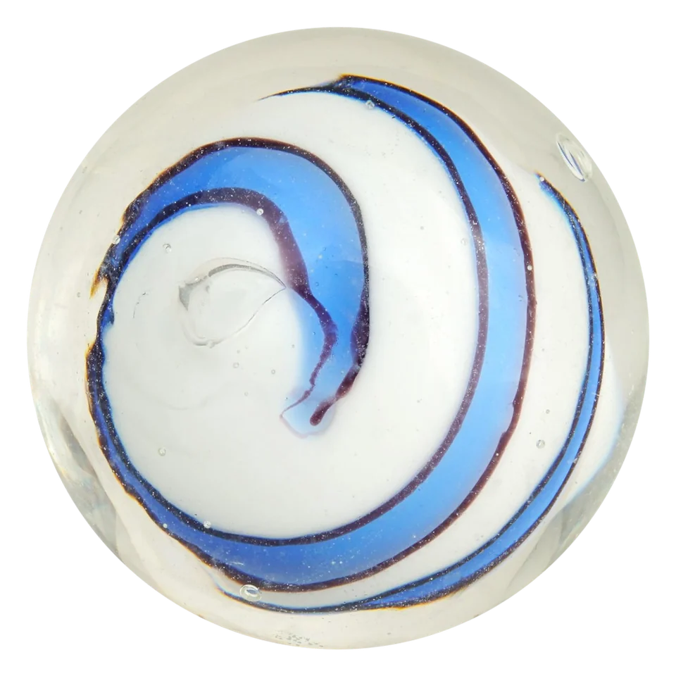 Bumble Bubble blau-weiß 25mm: handgefertigte Glasmurmel mit weißem Kern und blauen Bahnen