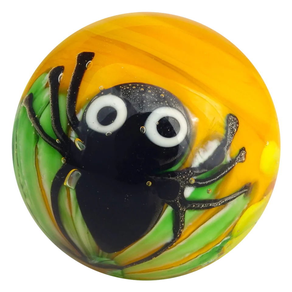 Spinne 22mm: handgefertigte Glasmurmel mit schwarzer Spinne in gelbem Glas