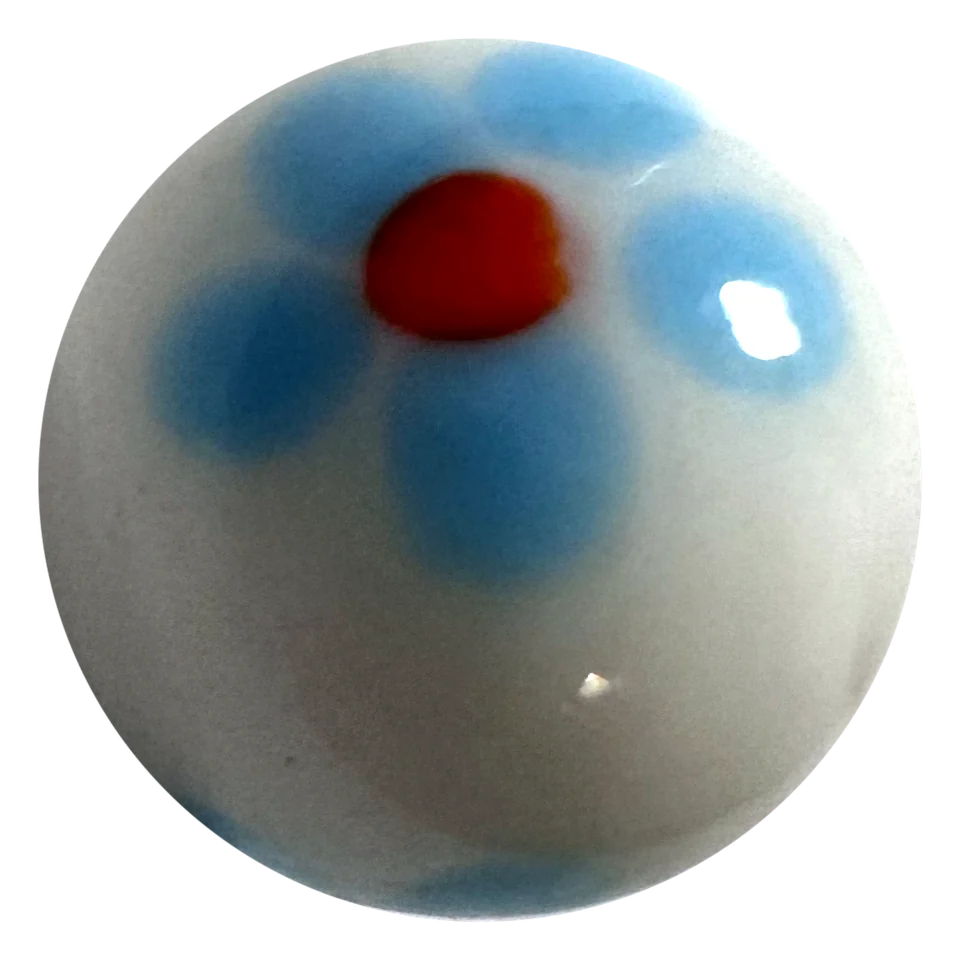 Frühling weiß-hellblau 16mm: handgefertigte Glasmurmel aus weißem Glas mit hellblauen Blümchen
