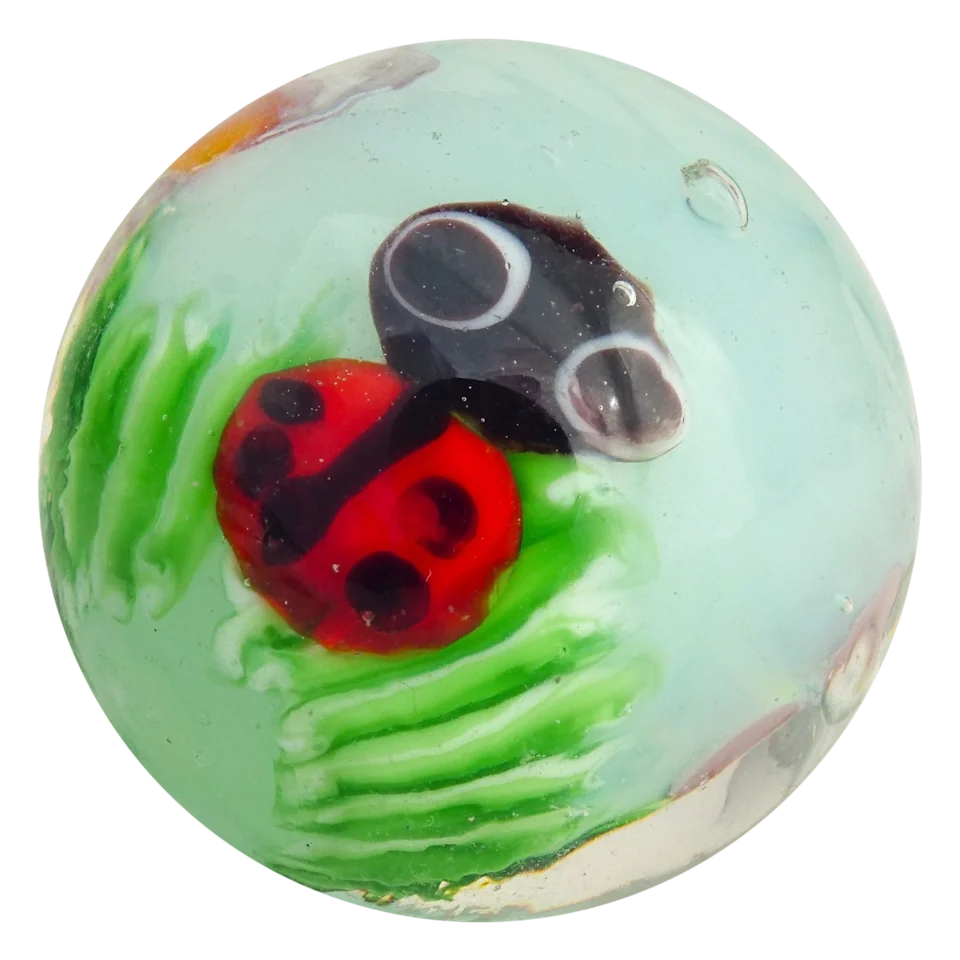 Marienkäfer hellblau 16mm: handgefertigte Murmel mit rotem Marienkäfer vor hellblauem Hintergrund