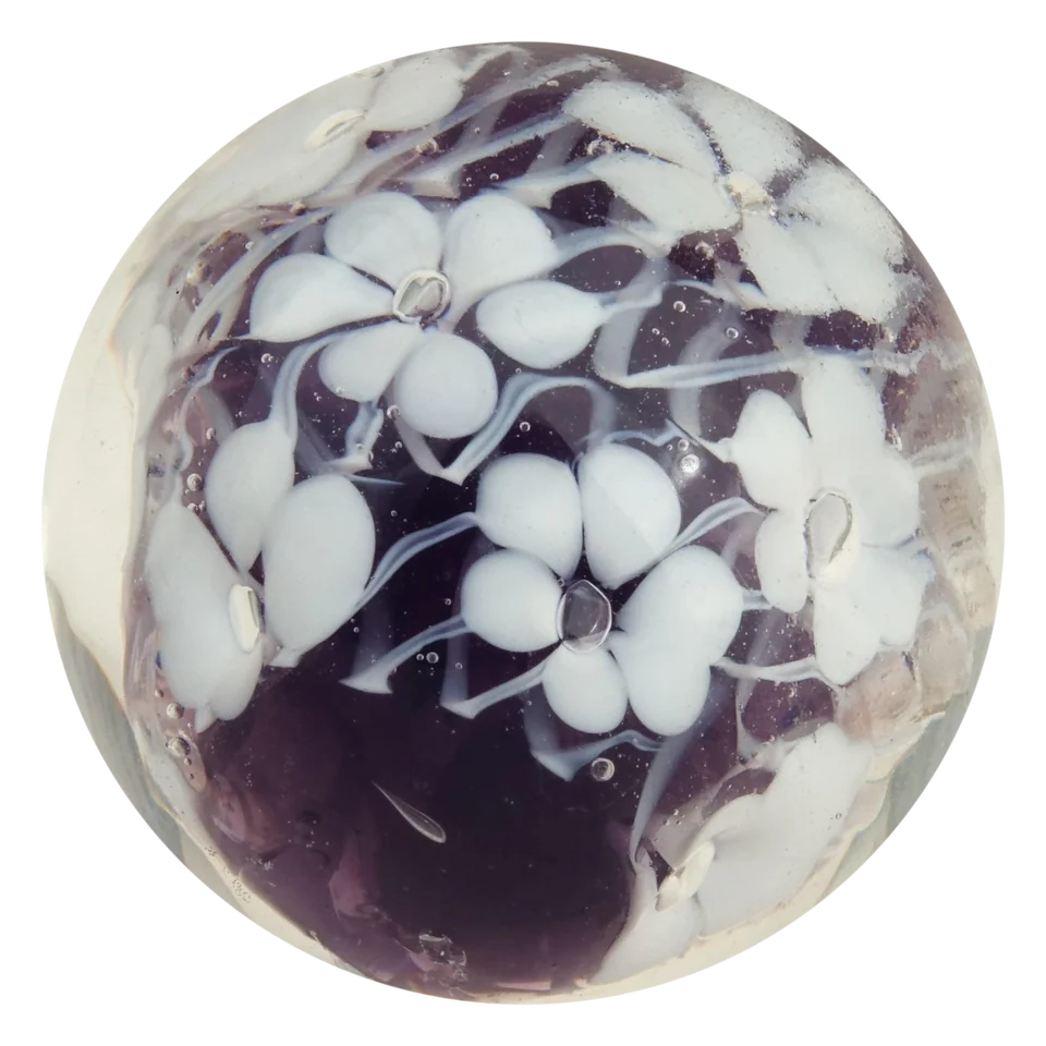 Violett 22mm: handgefertigte große Murmel mit dunkelviolettem Kern und weißen Blüten an der Oberfläche